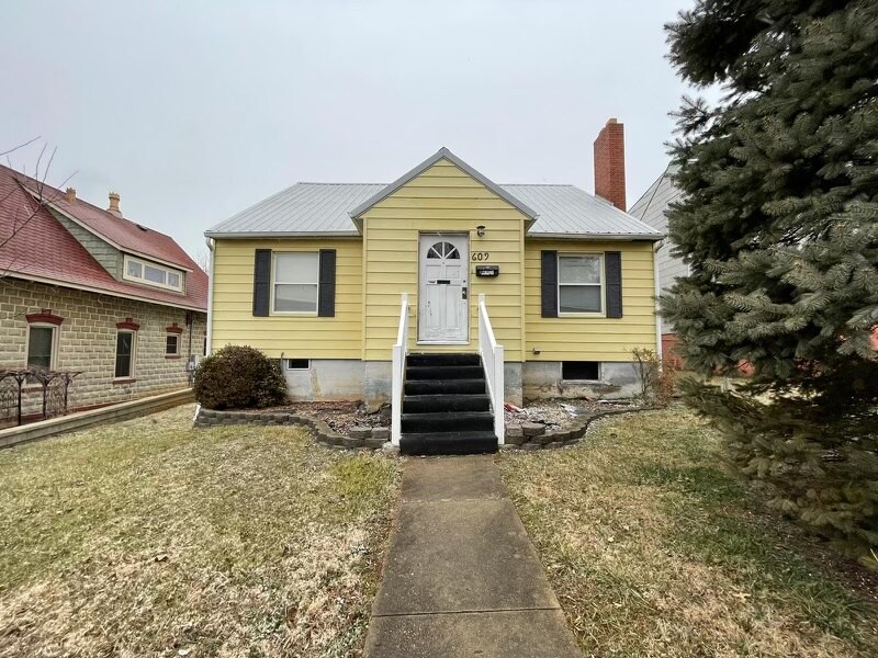 Primary Photo - 609 E 12th St
