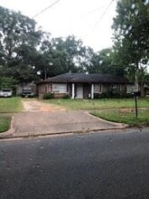 Building Photo - 2515 Lloyds Ln