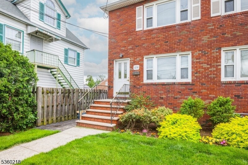 Foto principal - 1208 Morris Ave