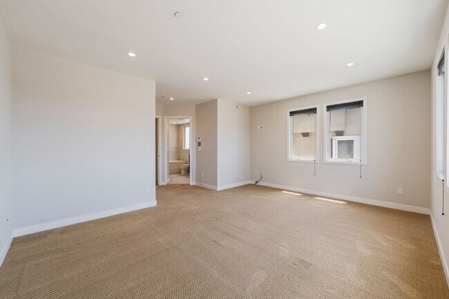 Foto del edificio - LUXURIOUS-CONTEMPORARY TOWNHOUSE W/ AMAZIN...