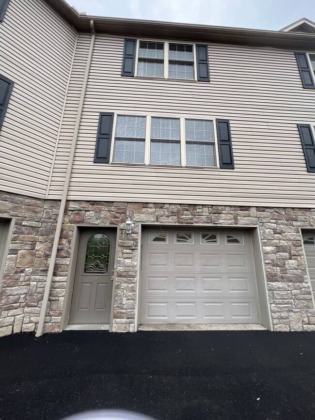 Building Photo - 2 Bedroom townhouse with garage near Med Center - Available 08/05!