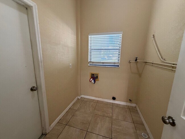 Foto del edificio - Spacious Open-Concept Home with Bonus Patio & Fenced Yard