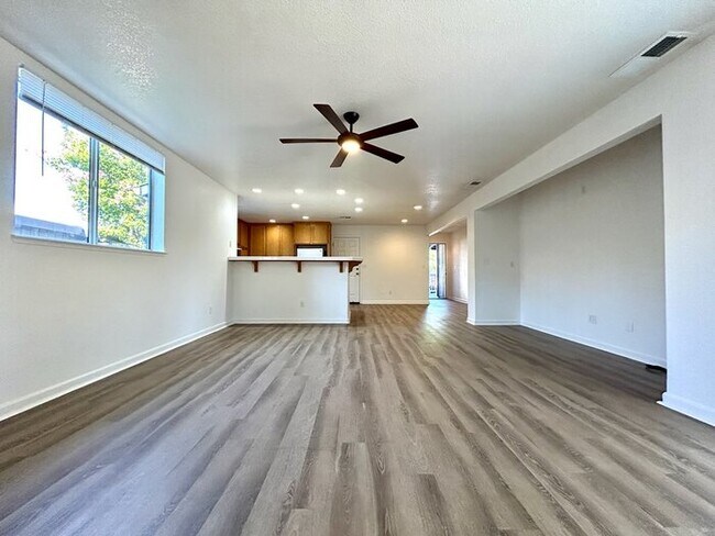 Building Photo - Great 4 bedroom 2 bath home in Rocklin