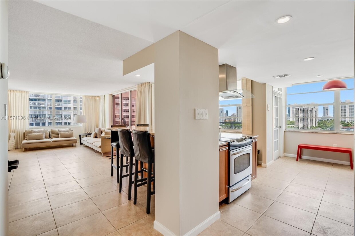 Foto principal - 18041 Biscayne Blvd