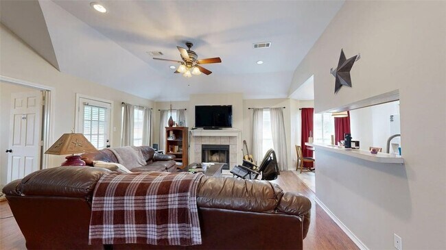 Foto del edificio - 2415 Carnation Ct