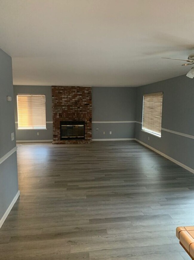 Foto del edificio - Beautiful 4 Bedroom 2 Bath Located in Nort...
