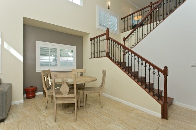Building Photo - Wonderfully furnished rental - available i...