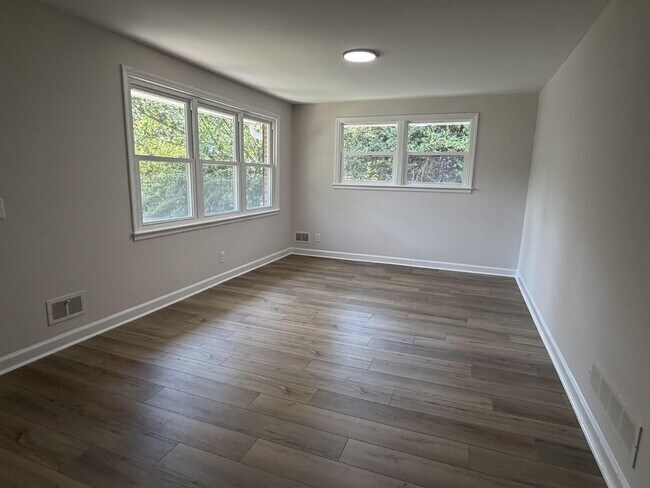 Building Photo - "Charming Columbia Home: Spacious 3-Bed, 2-Bath Retreat with Elegant Granite Countertops!"