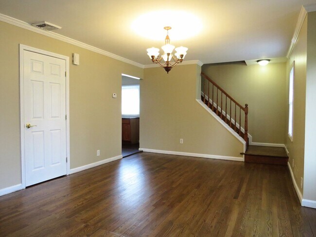 Building Photo - Spacious 4 Bedroom For Rent