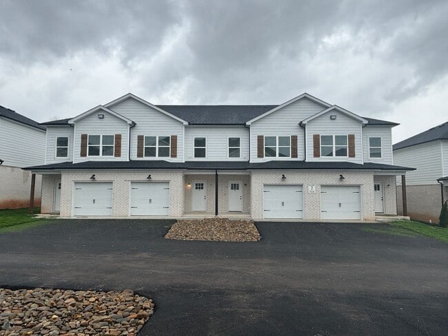 Building Photo - 2 bed, 2.5 bath
