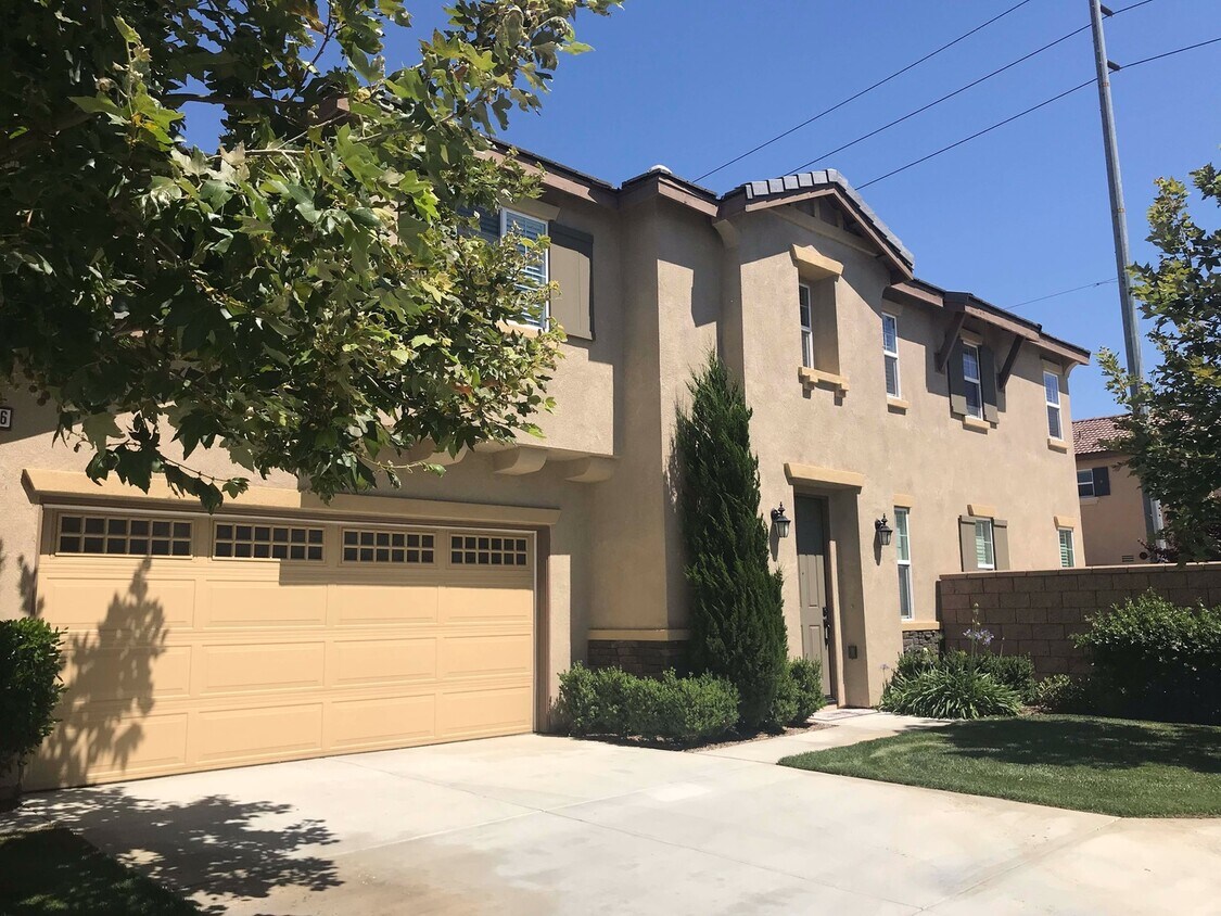 Foto principal - Beautiful Eastvale Newer Home