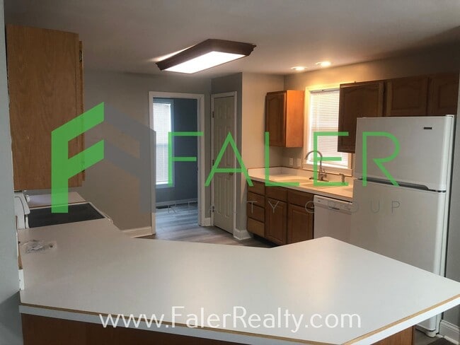 Building Photo - Show-stopping rental available - Lots of S...