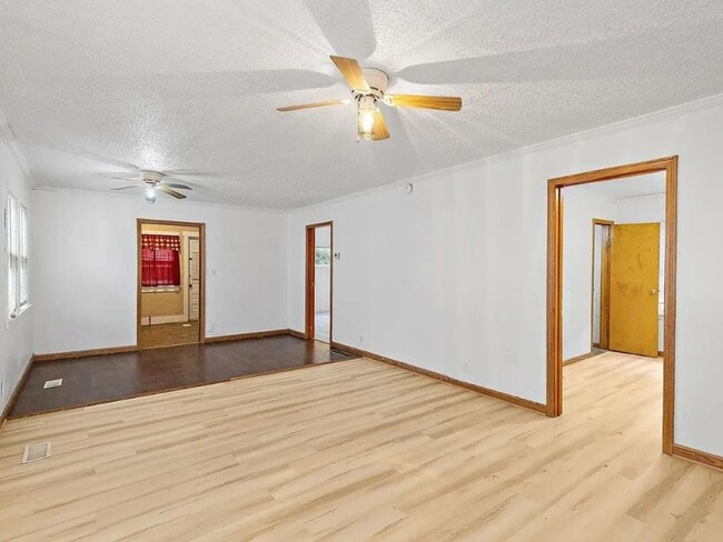 Building Photo - Updated 2 bed 1 bath bungalow