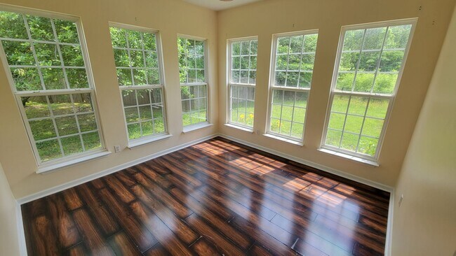 Foto del edificio - 4 Bed, 2.5 Bath Home Available in Simpsonv...