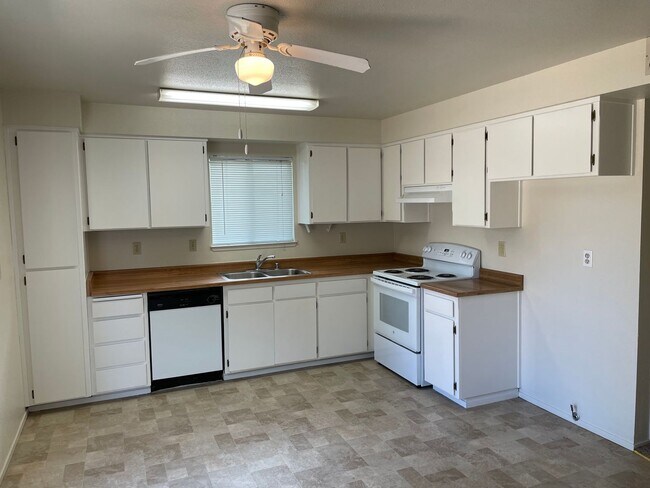 Foto del edificio - 3 Bedroom 2 Bath available this Summer!