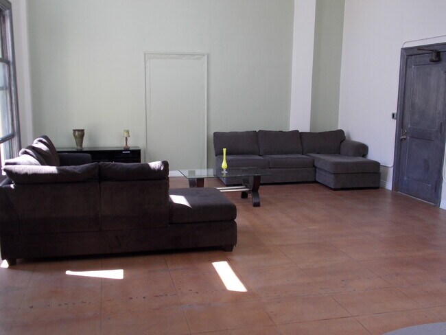 Foto del edificio - 108 W 2nd St