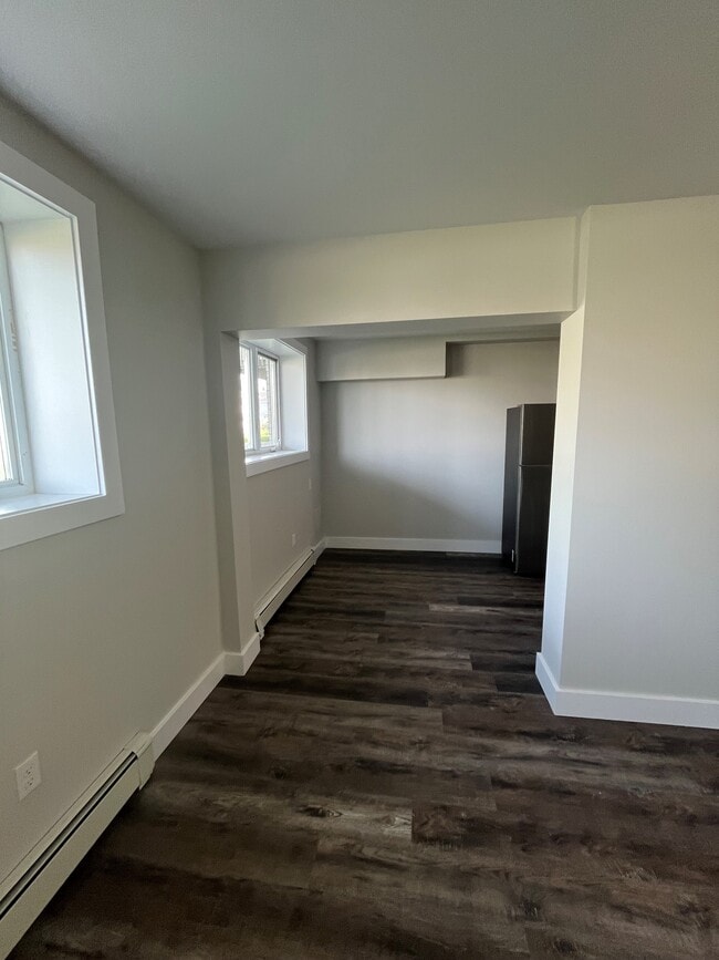 Building Photo - NEWLY RENOVATED TWO BEDROOM APARTMENT AVAILABLE