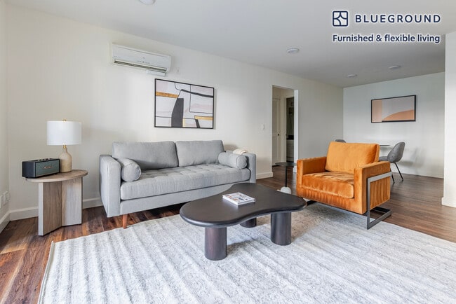 Foto del edificio - 900 Pepper Tree Ln