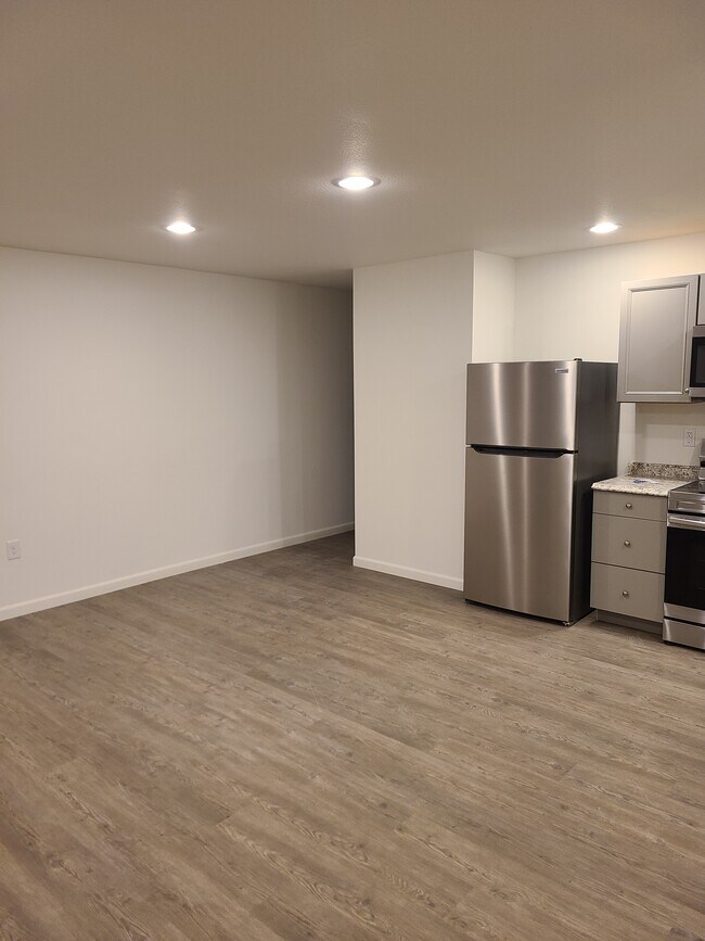Building Photo - Duplex Right Side