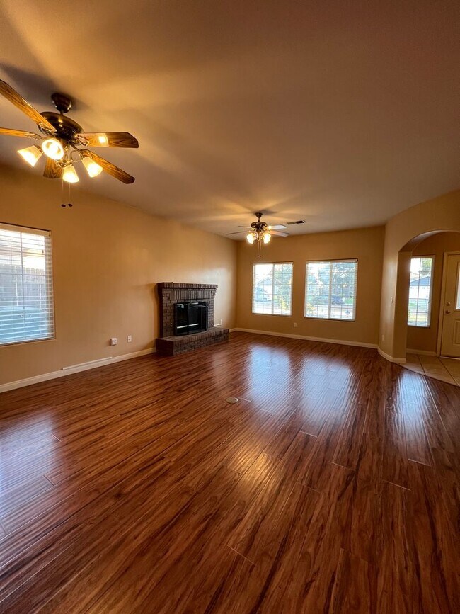 Building Photo - 9914 Paper Moon Way