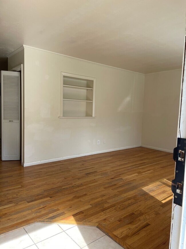 Building Photo - STUDENTS WELCOME! Large Home in Campus Wes...