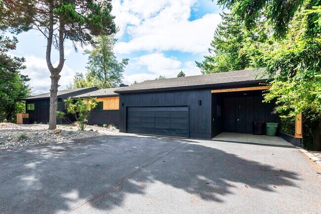 Building Photo - 2450 Park Hill Dr