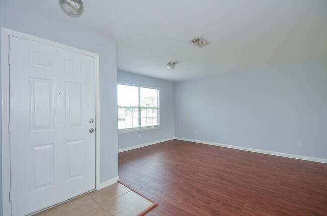Foto del edificio - 7211 Towering Pine Ln