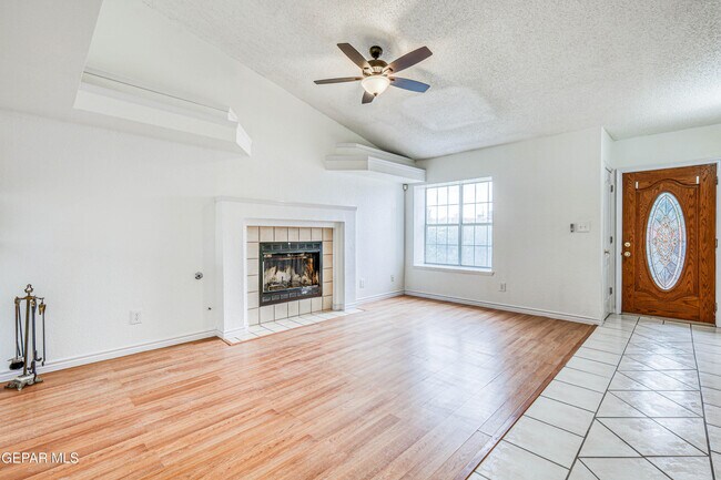 Foto del edificio - 12103 Royal Woods Dr