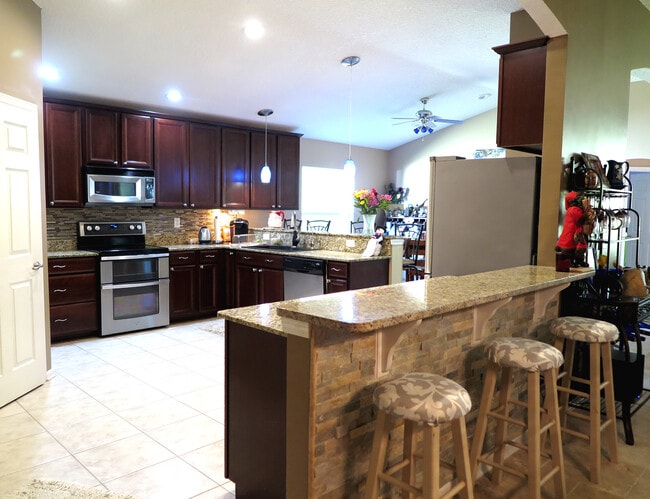 Serving Wet Bar - 437 Lake Monroe Plz