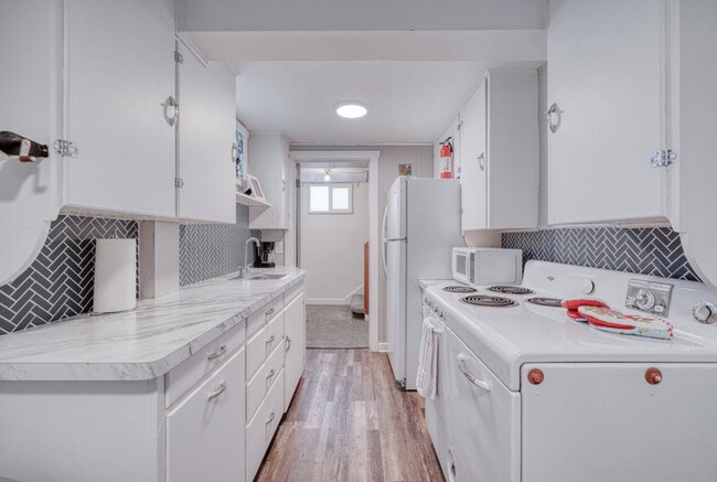 Building Photo - 355 Lomax St