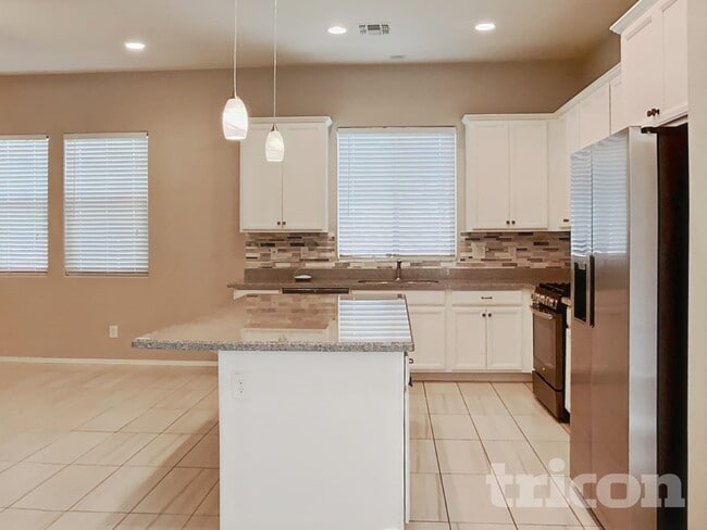 Building Photo - 14989 W Wilshire Dr