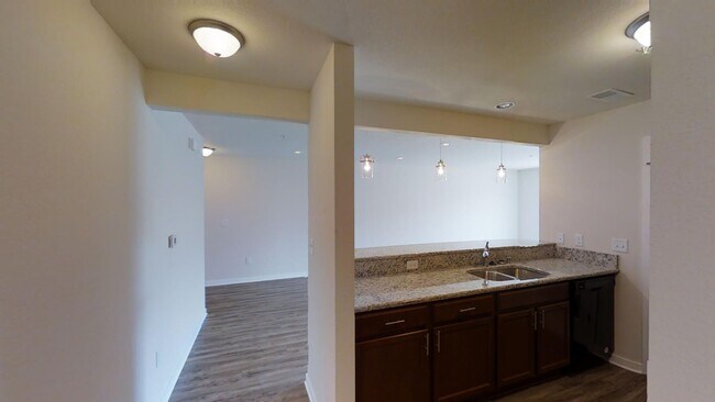 Foto del edificio - Condo Style Lower 1 Bedroom 1 Bathroom Apartment