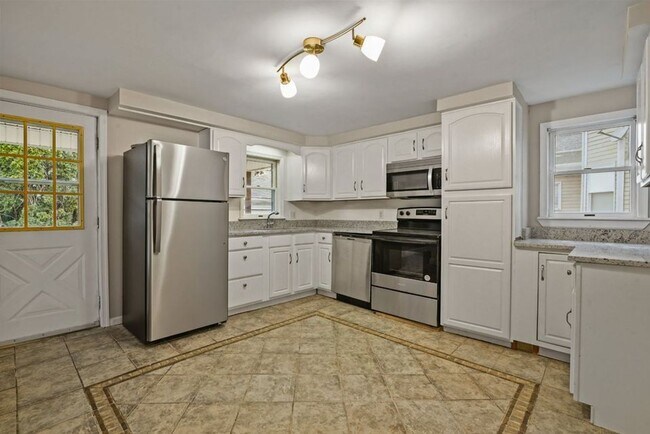Foto del edificio - Newly Renovated 4-Bedroom House with Moder...
