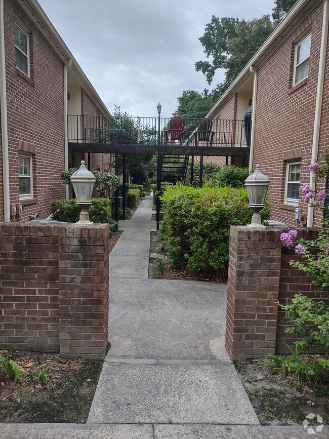 Building Photo - 5516 Lakeshore Dr
