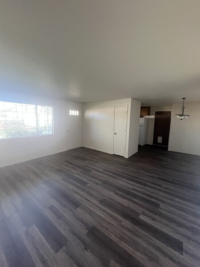 Foto del edificio - Charming 3-Bedroom Retreat with 2 Full Baths in Dayton's Serene Setting