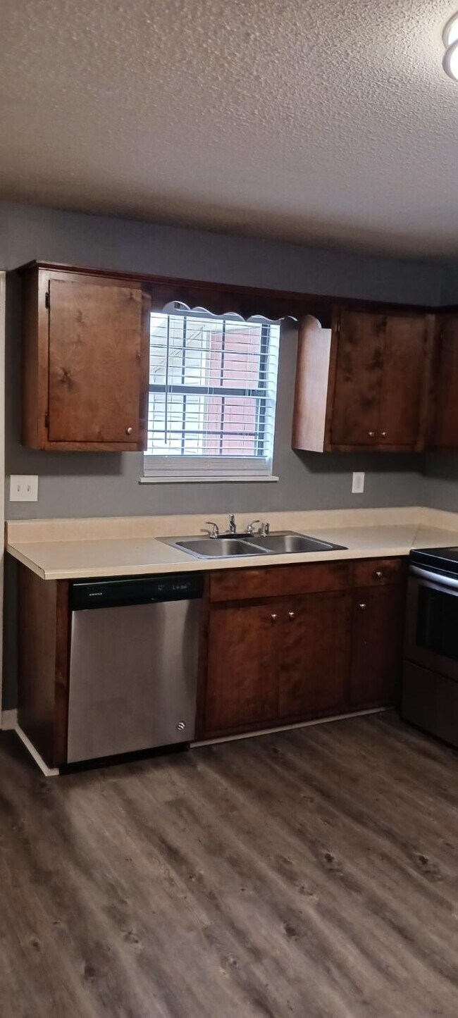 Foto del edificio - 203 Blue Bird Ln SW