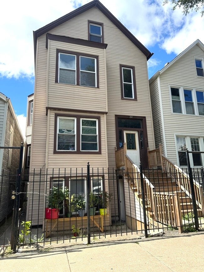 Building Photo - 1632 N Fairfield Ave
