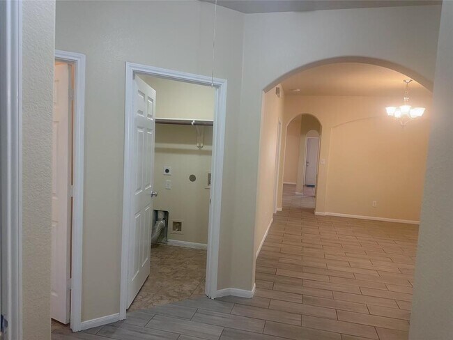 Building Photo - 7222 Pavilion Dr