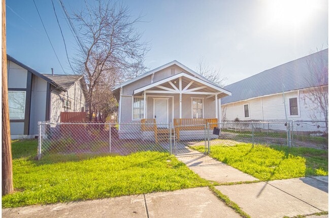 Photo - Charming 2BR 1BA Near Downtown House