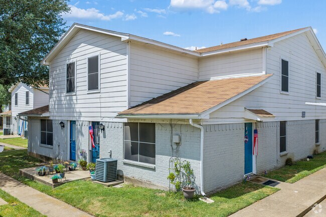 Alternar - Hampton Townhomes