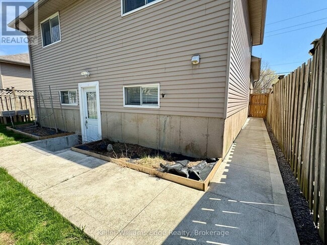 Building Photo - LOWER - 127 FIRST ROAD W