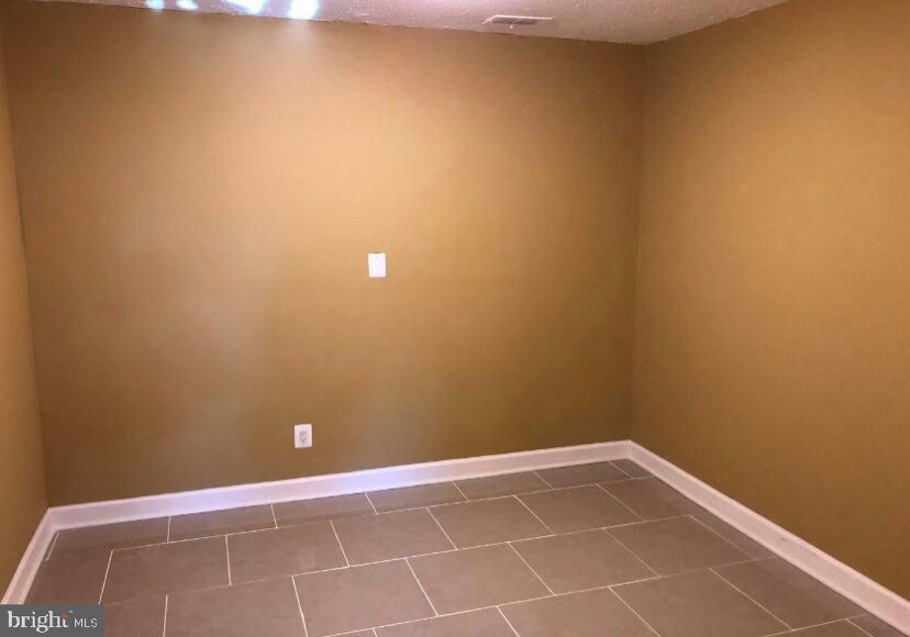 Basement bedroom - 5904 Temple Hill Rd