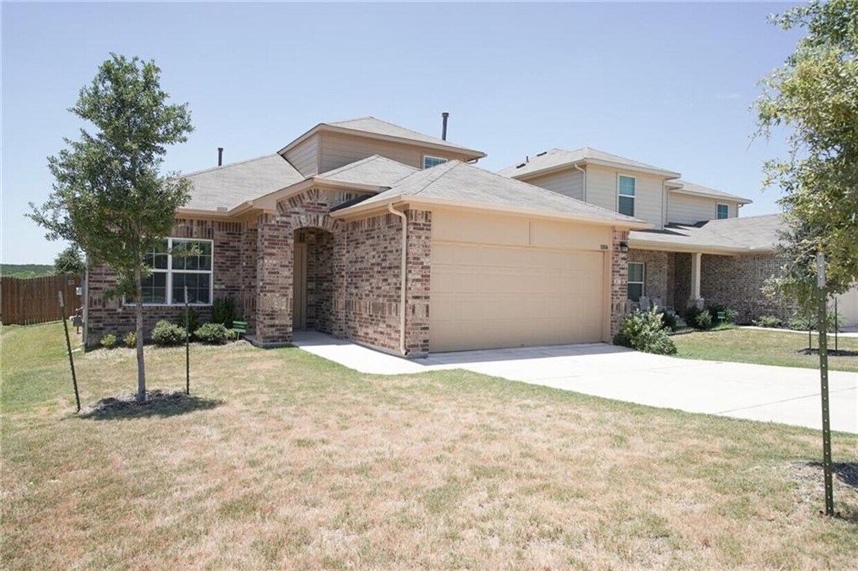 Foto principal - Beautiful and Spacious 4 BR / 3 BA Home fo...