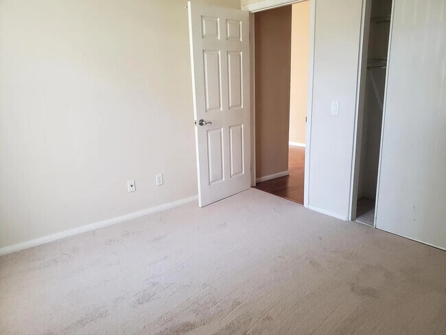 Foto del edificio - 10830 Sabre Hill Dr #201