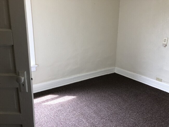 Foto del edificio - Second Floor Apt in Duplex near Weisser Park.