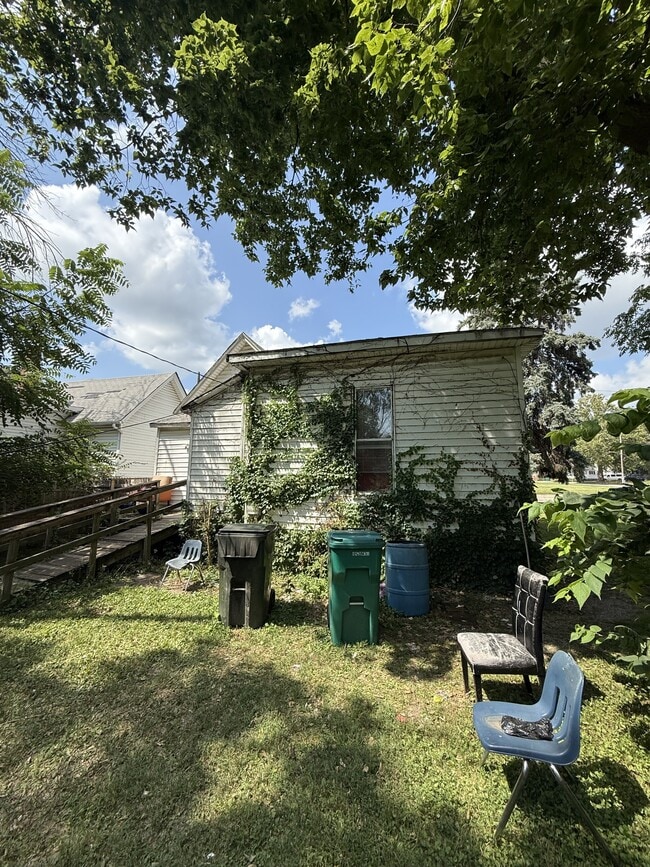 Building Photo - 1261 E Grand Ave