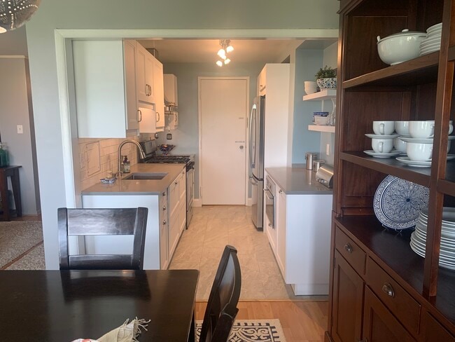Kitchen from dining room - 10201 Grosvenor Pl