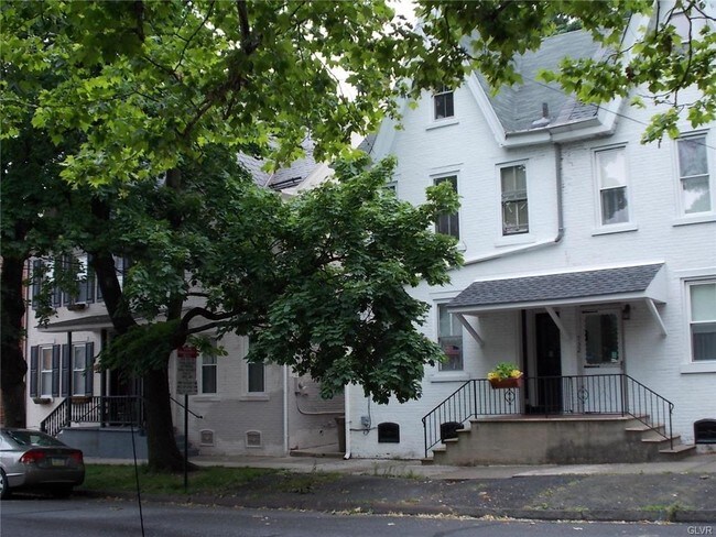 Building Photo - 734 Center St