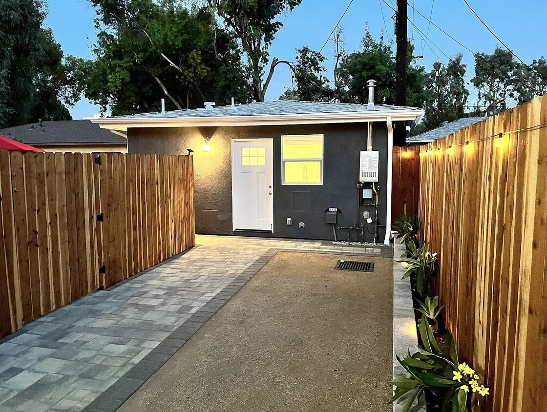 Foto principal - 5246 Canoga Ave