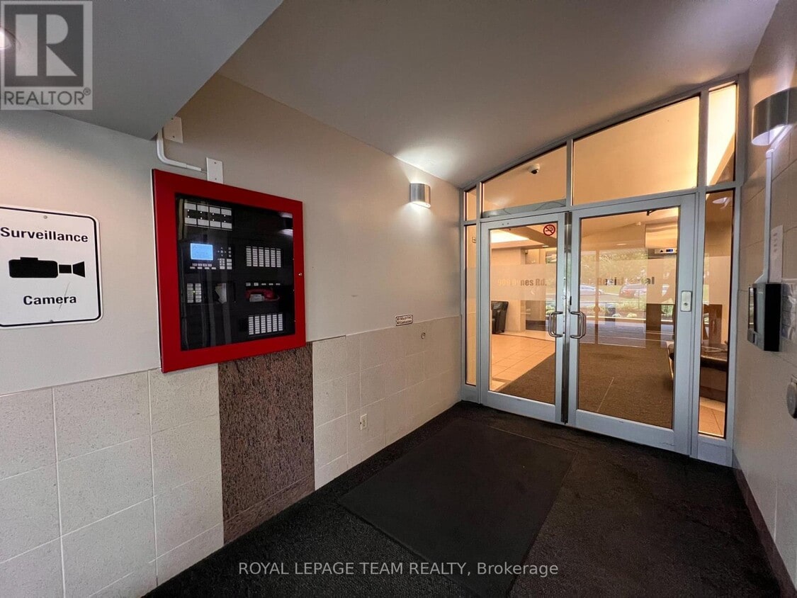 Photo du bâtiment - 900-900 Dynes Rd